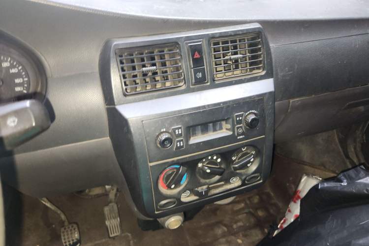 Used Wuling Rongguang 2012 1.5L Extended Basic Version Audio And AC Panel