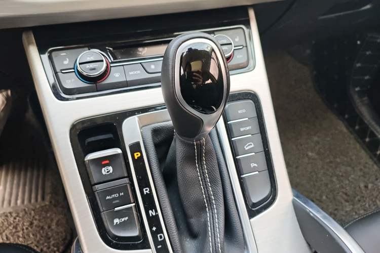 Used Geely Auto Emgrand X7 Sport 2018 1.8TD Automatic Two-Wheel Drive Smart 4G Connected Version Gear Lever