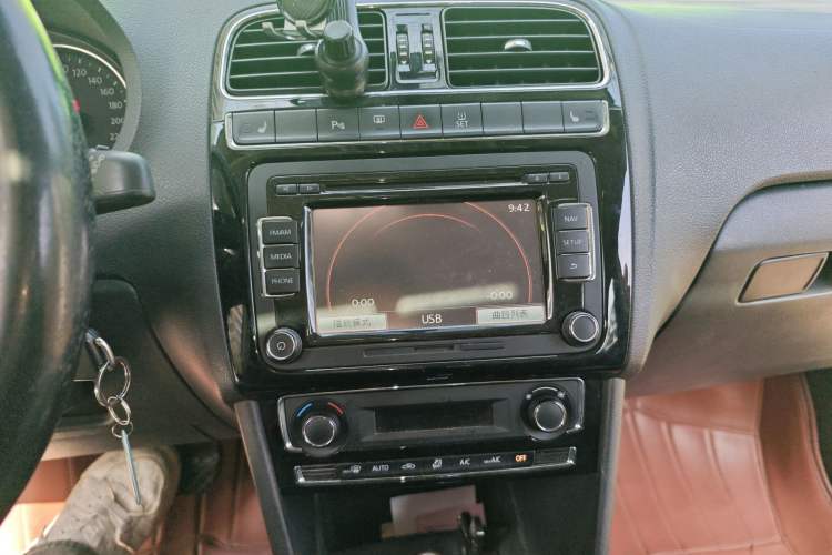 Used Volkswagen Polo 2014 1.6L Automatic Luxury Edition Audio And AC Panel