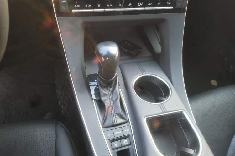 Used Toyota Avalon 2019 Dual-Engine 2.5L XLE Prestige Version China VI Standard
