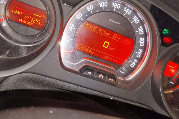 Used Citroen C5 2013 2.0L Automatic Luxury Model Odometer Close Up