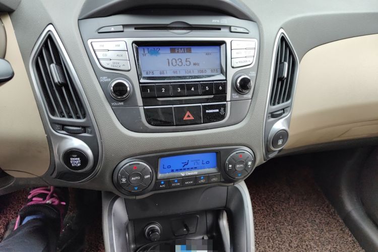 Used Hyundai ix35 2010 2.0L Automatic Two-Wheel Drive Elite Edition GLS Audio And AC Panel