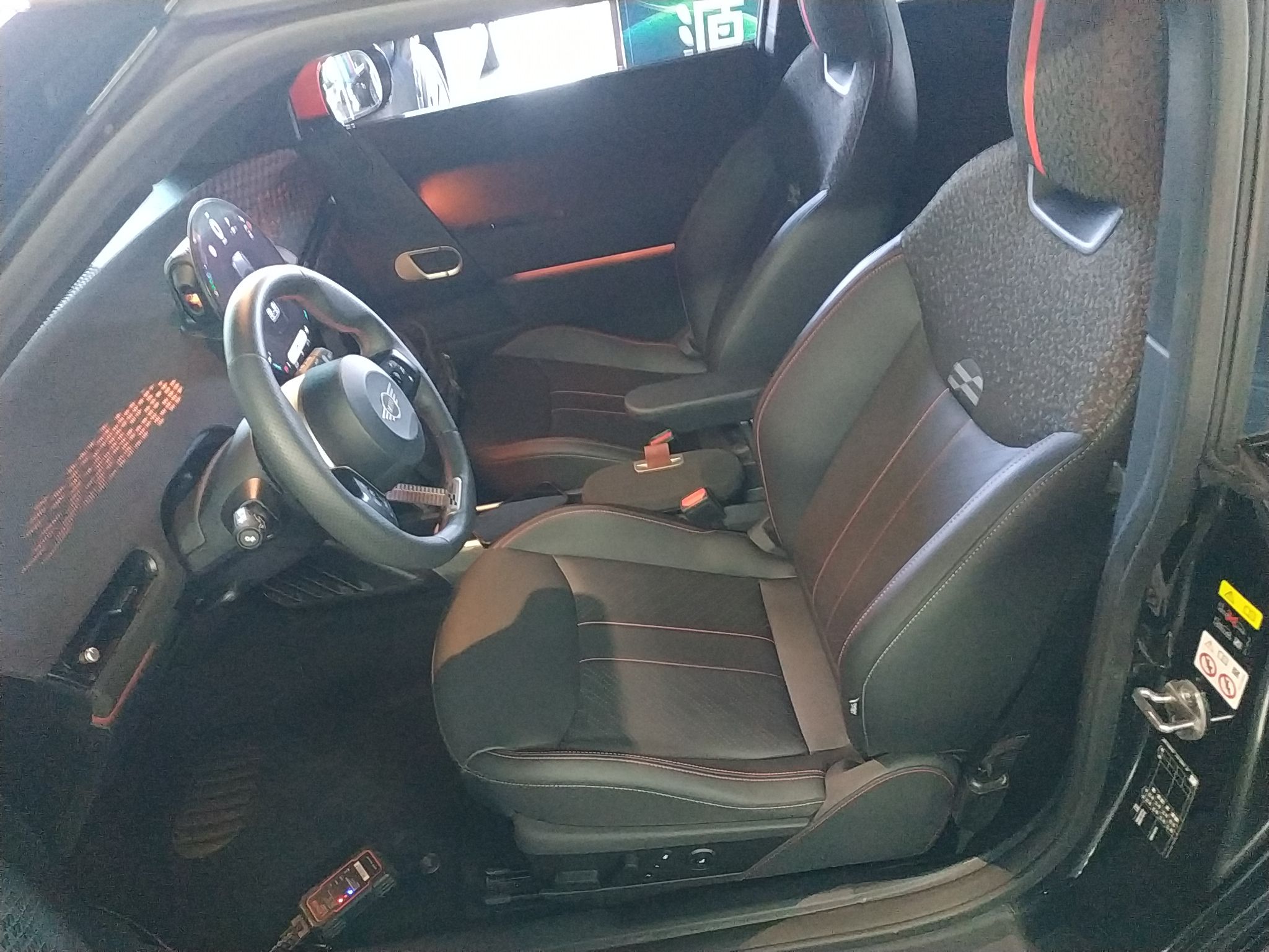 المقاعد الأمامية داخل السيارة