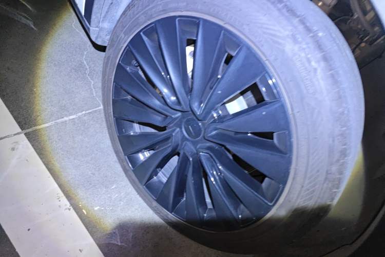 Used Tesla Model Y 2023 Rear-Wheel-Drive Version Right Front Wheel Hub