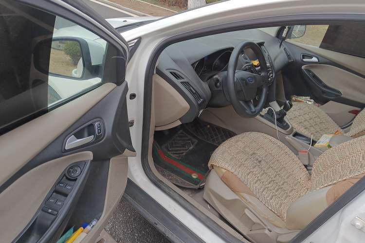 Used Ford Focus 2015 Sedan 1.6L Manual Comfort Model
