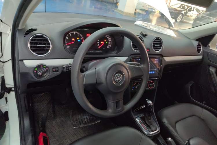 Used Volkswagen Jetta 2015 1.6L Automatic Comfort Model Center Console