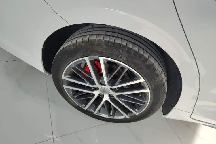 Used Geely Auto Preface 2021 2.0TD Luxury Version Right Rear Wheel Hub