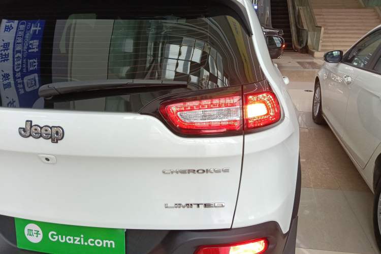 Used Jeep Cherokee 2020 2.0L Two-Wheel Drive Classic Sports Edition
