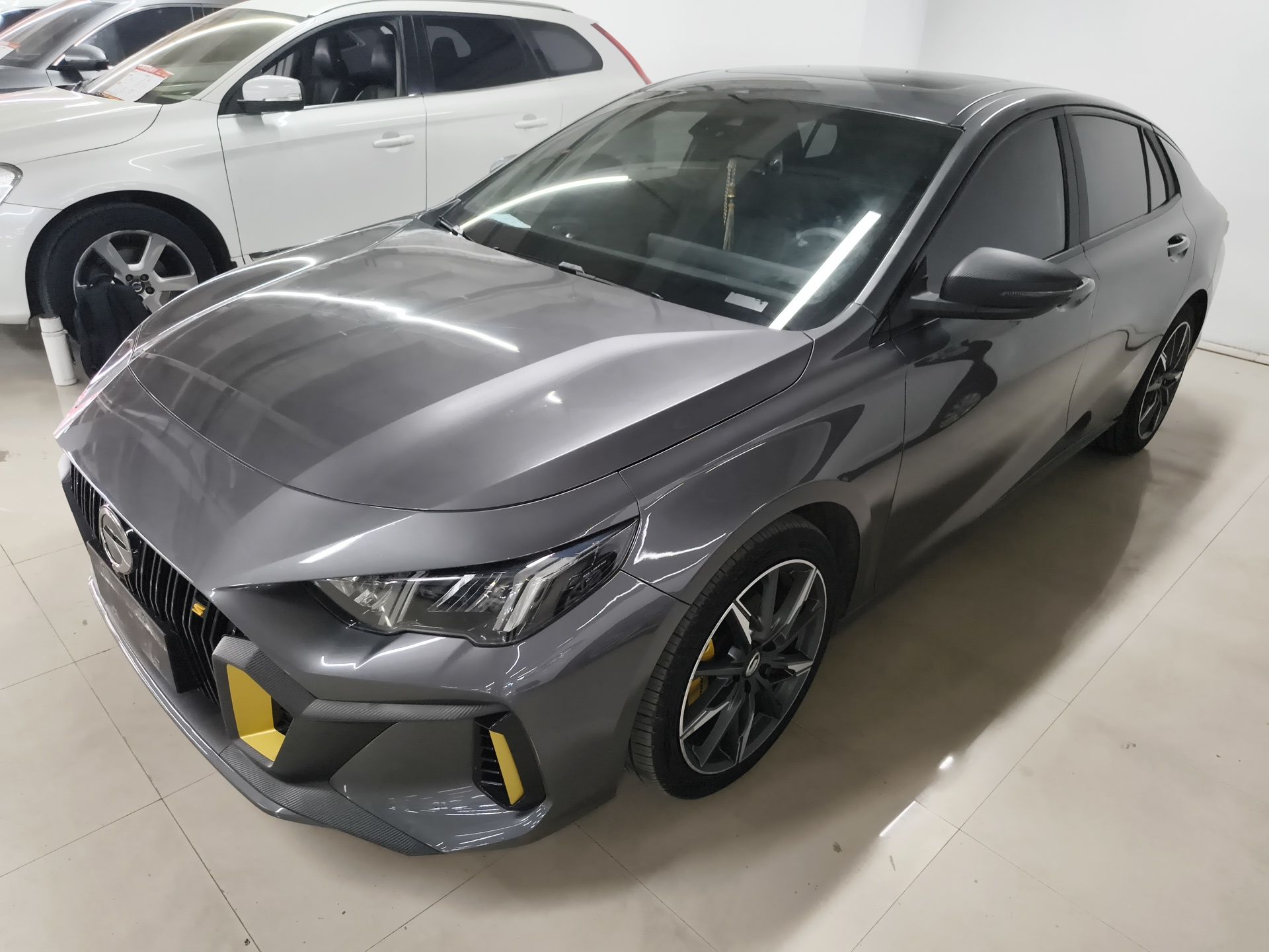 تحت مقدمة السيارة