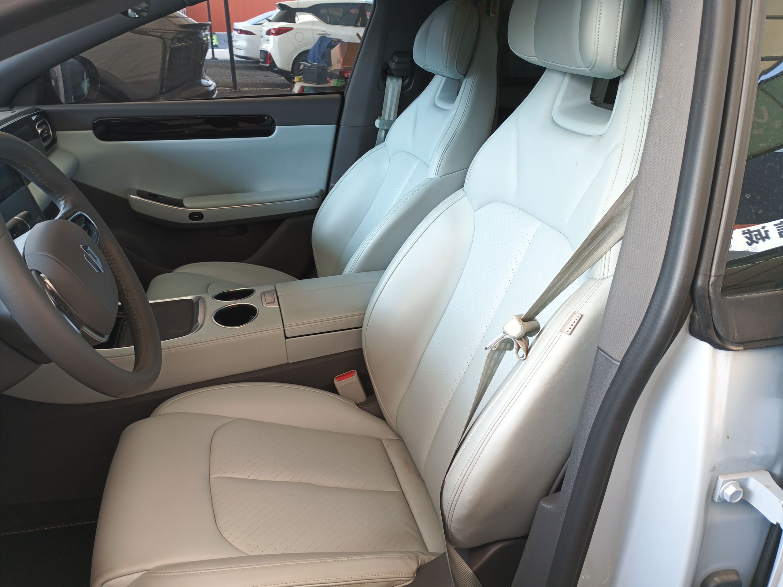 المقاعد الأمامية داخل السيارة