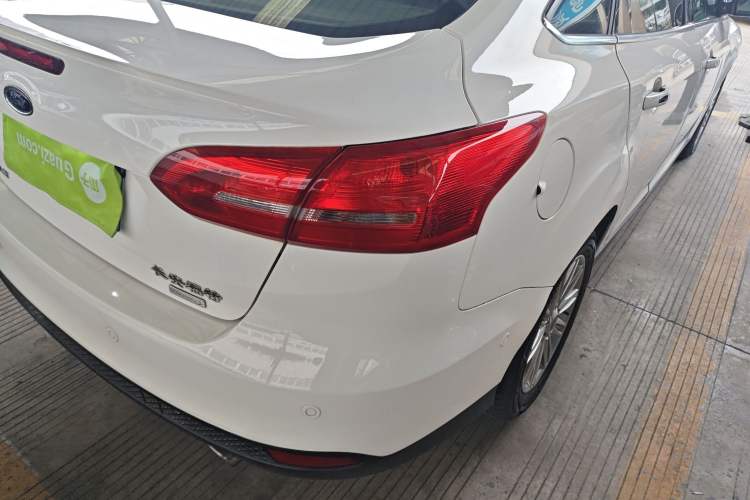 Used Ford Focus 2015 Sedan EcoBoost 180 Automatic Flagship Model
