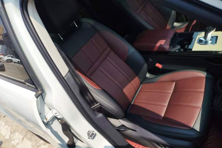 Used Land Rover Range Evoque 2021 Range Rover Velar 249 PS R-Dynamic S Performance Edition Right Front Seat