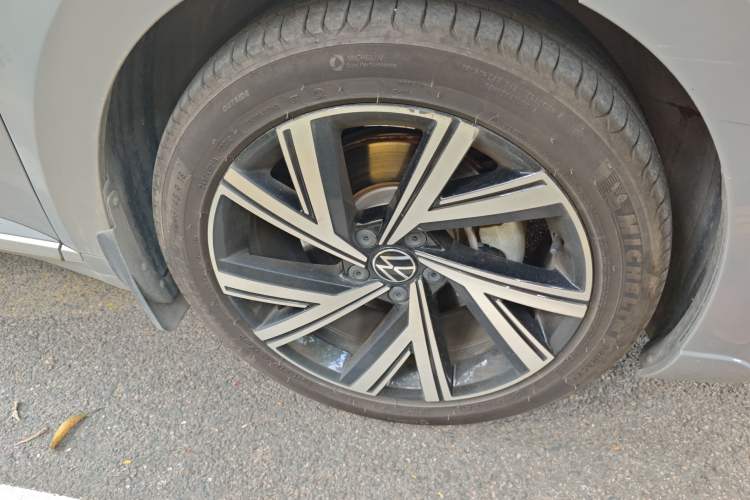 Used Volkswagen FAW-Volkswagen CC 2021 380TSI Striking Edition Right Front Wheel Hub