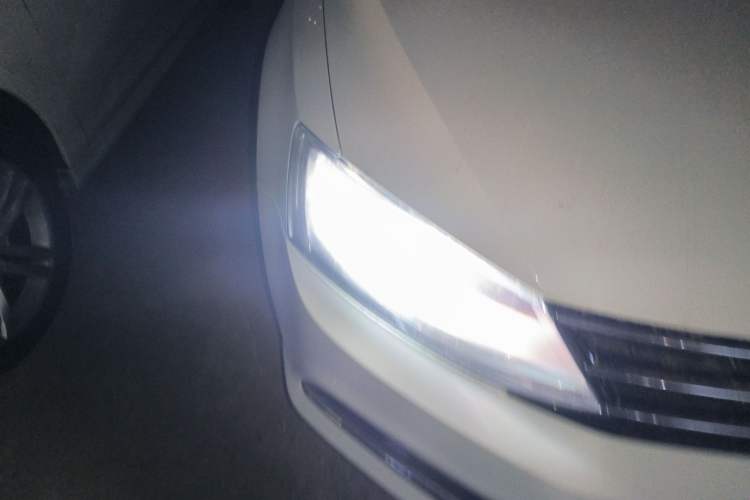 Used Volkswagen Sagitar 2017 230TSI Automatic Comfort Version Right Front Headlight