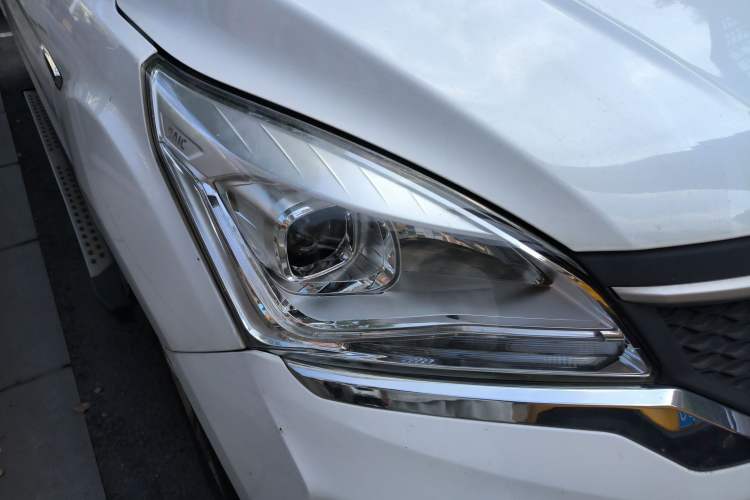 Used HYOSOW H3 2015 1.5L manual luxury version Right Front Headlight