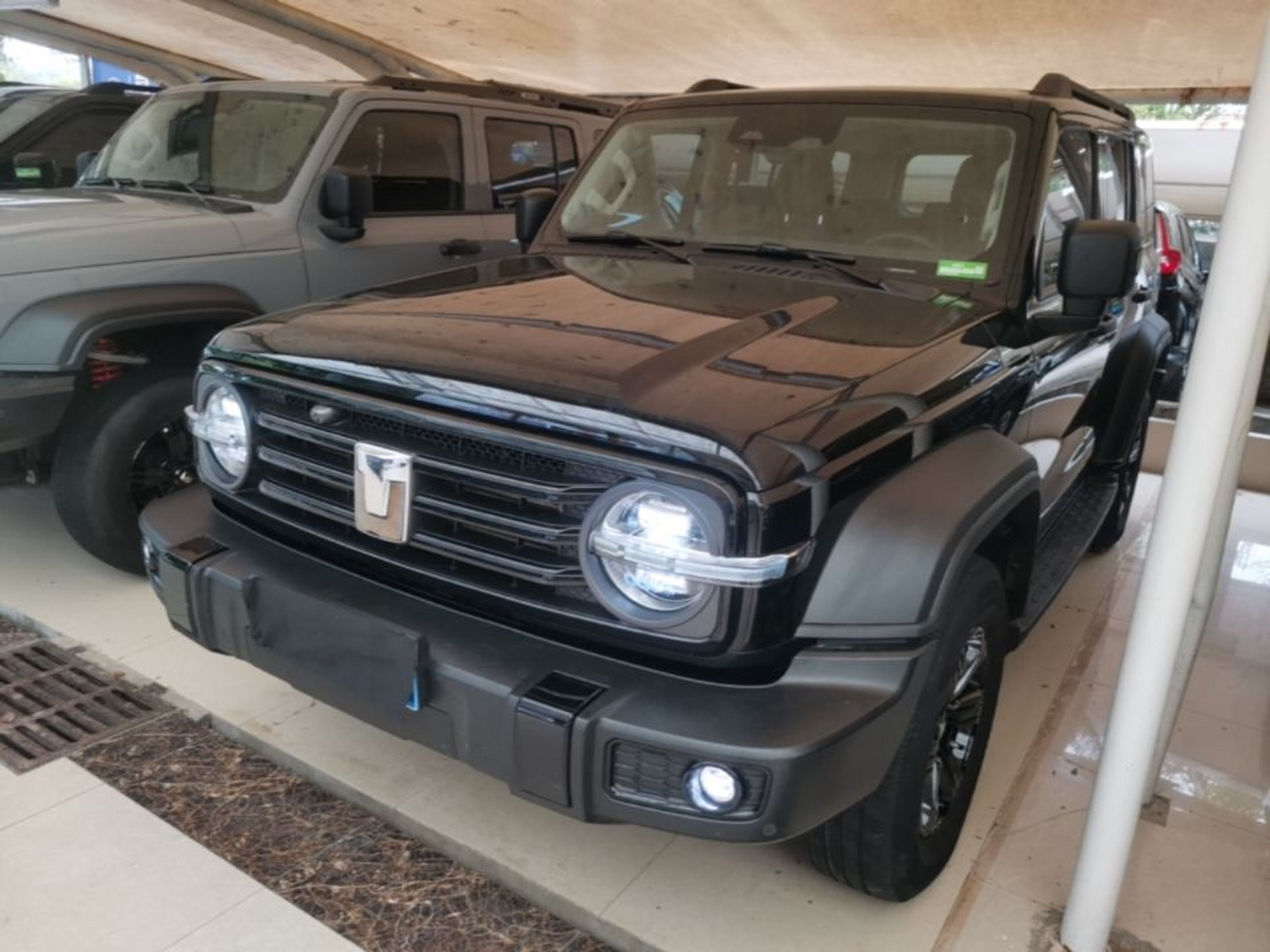 Под передней частью автомобиля