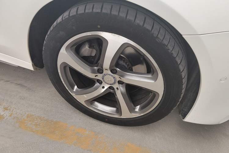 Used Mercedes-Benz E-Class 2017 E 200 L Sport 4MATIC Right Front Wheel Hub