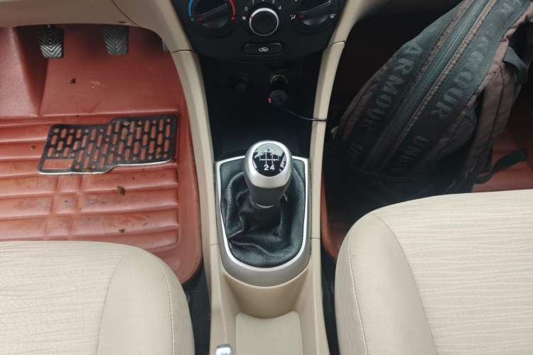 Used Hyundai Verna (older generation) 2014 1.4L Manual Smart GLS Trim Gear Lever