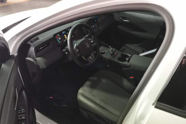 Used BYD Qin PLUS 2025 DM-i Smart Drive 55KM Leading Model Driver Seat