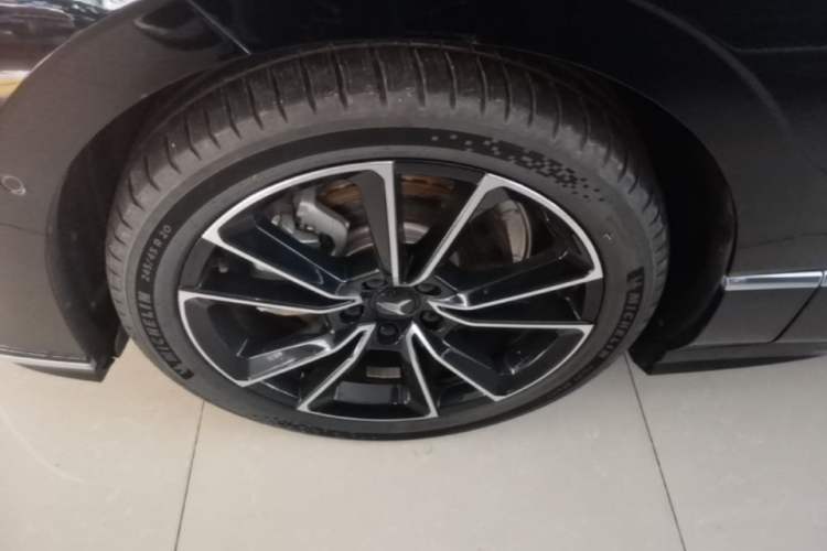 Used VOYAH PASSION 2024 PHEV Four-Wheel Drive Ultra-Long Range Flagship Model
