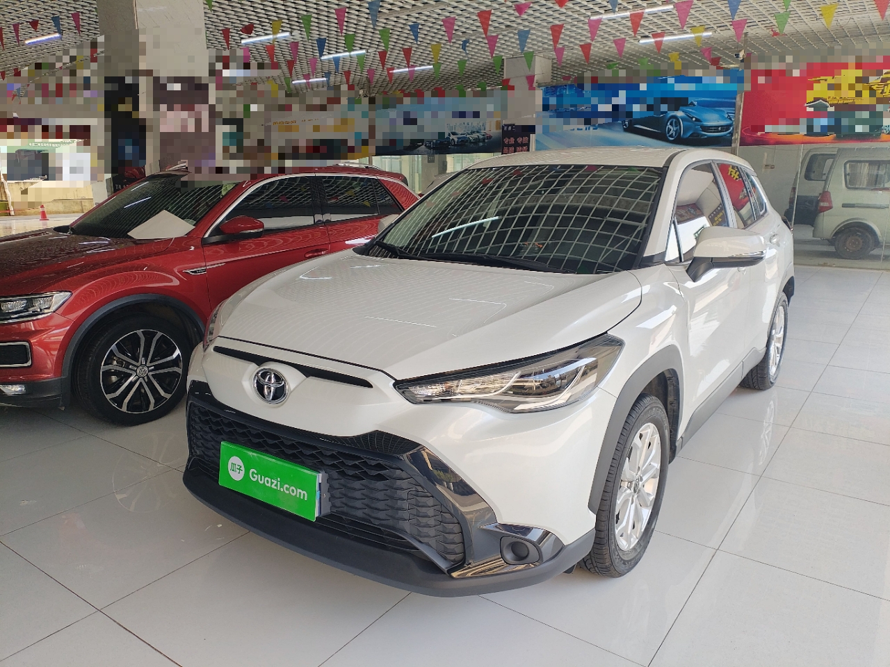 تحت مقدمة السيارة