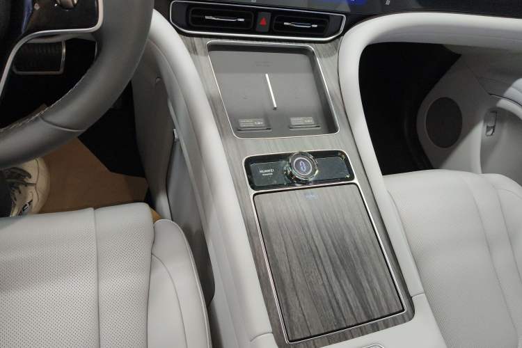 Used Hima AITO M9 2025 Pure Electric Ultra Version 100 kWh 6-Seater Model Gear Lever