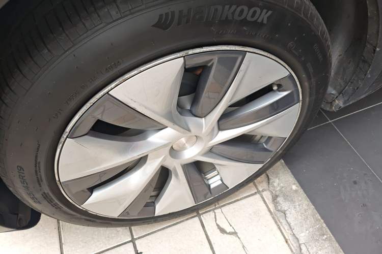 Used Tesla Model Y 2021 Standard Range Rear-Wheel Drive Version Left Front Wheel Hub