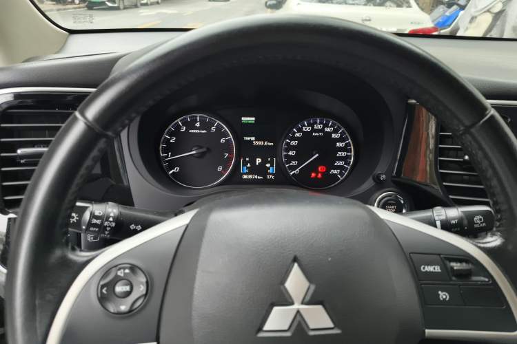 Used Mitsubishi Outlander 2014 2.4L 4x4 Deluxe Value Edition 5 Seats
