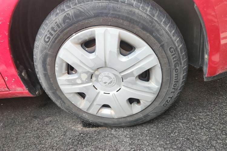 Used Skoda Fabia 2011 1.4L Manual Crystal Edition Right Front Wheel Hub