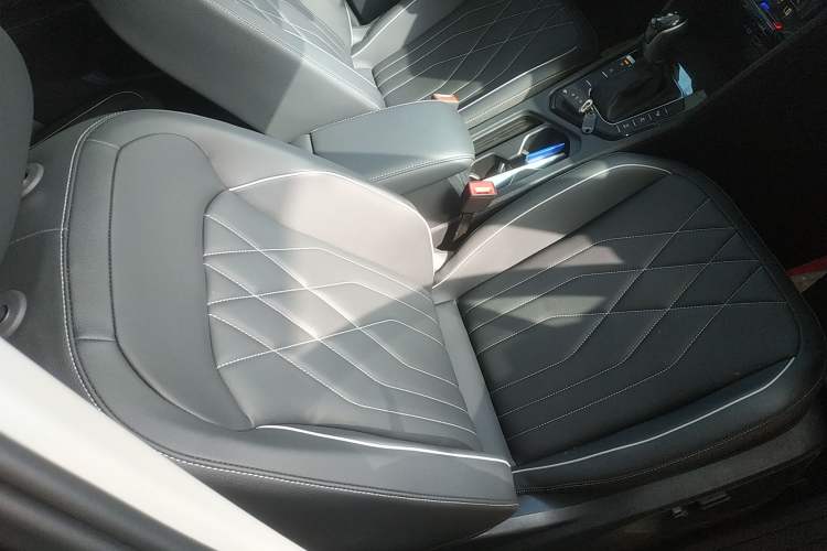 Used Volkswagen Tiguan L 2024 Outstanding Model 330TSI Automatic Two-Wheel Drive R-Line Dragon Glory Edition Right Front Seat