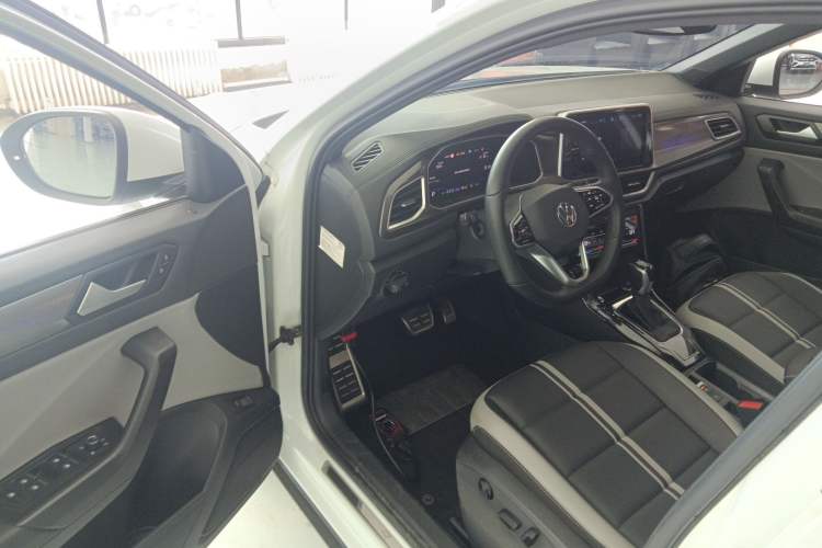 Used Volkswagen T-ROC 2023 300TSI DSG Two-Wheel-Drive Chen Guang Edition
