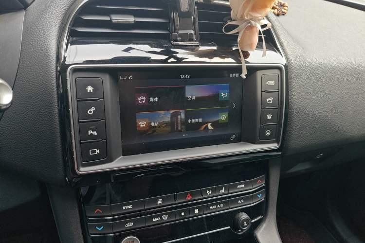 Used Jaguar F-PACE 2018 2.0T Four-Wheel Drive Urban Luxury Edition Audio And AC Panel