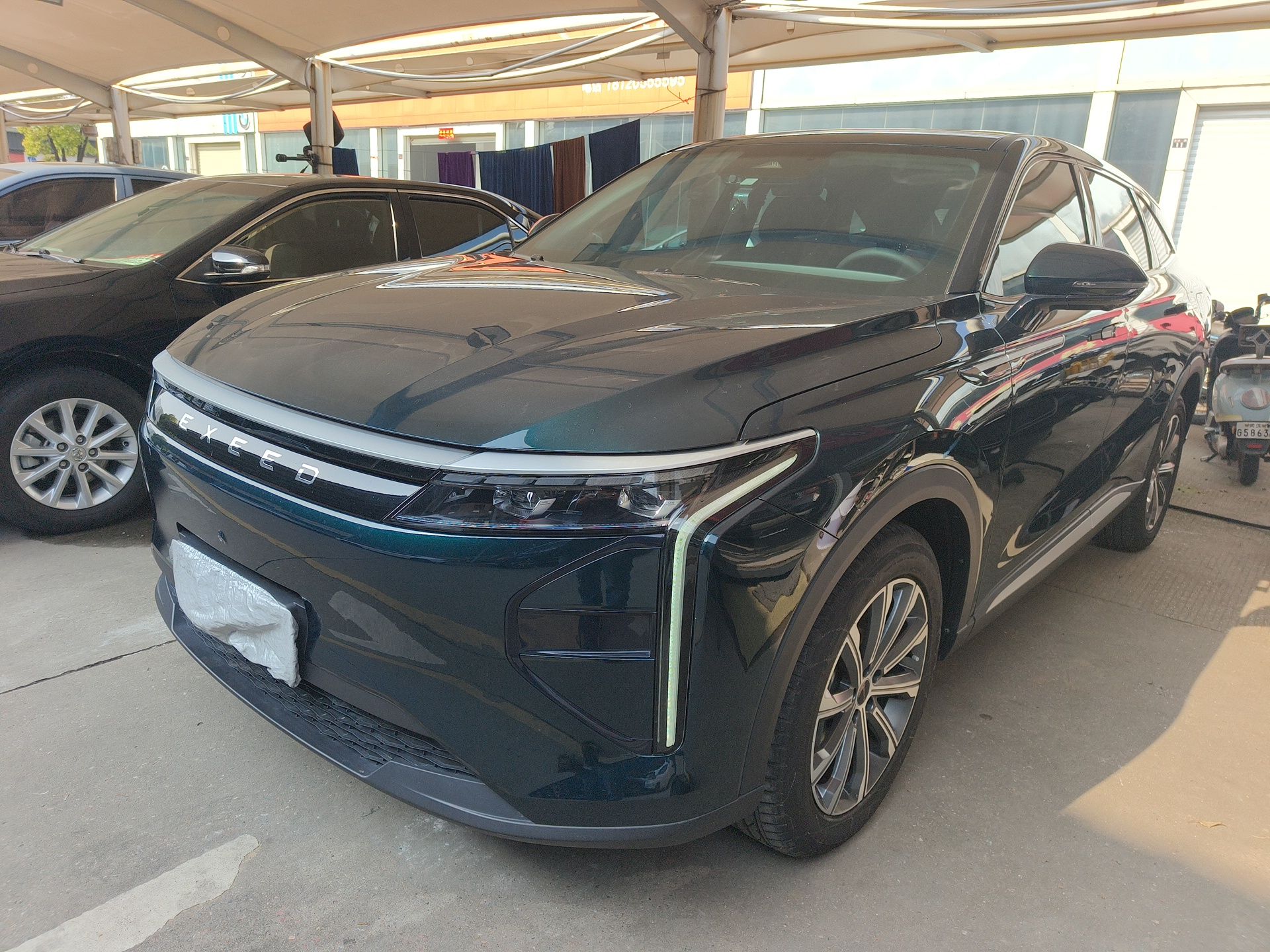 تحت مقدمة السيارة