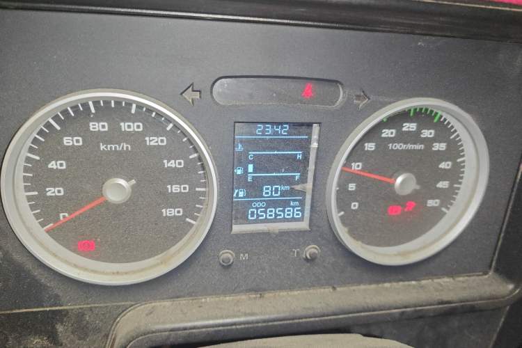 Used Iveco Daily 2020 2.5T A35 Passenger Van with Dual Tires Mid-Roof Design 5-9 Seater Side-Sliding Door China V Emission Standard
