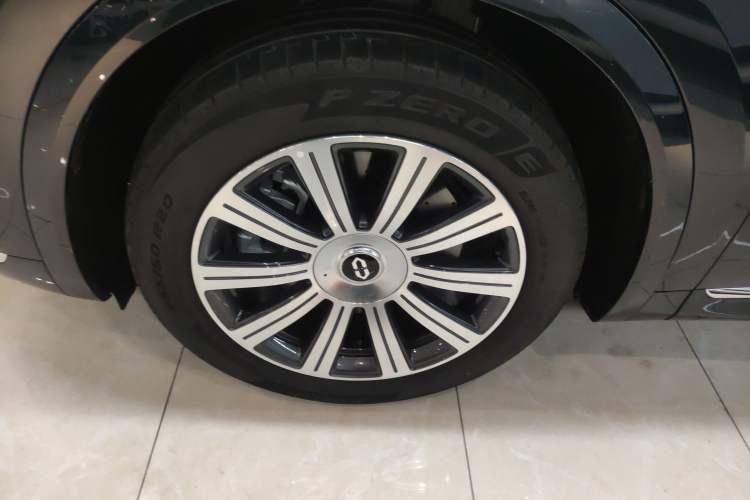 Used Hima AITO M8 2025 Extended-Range Ultra Version 53.4 kWh 6-Seater Edition Exterior 4