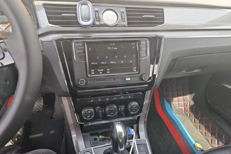 Used Volkswagen Passat 2017 330TSI DSG Luxury Edition Audio And AC Panel