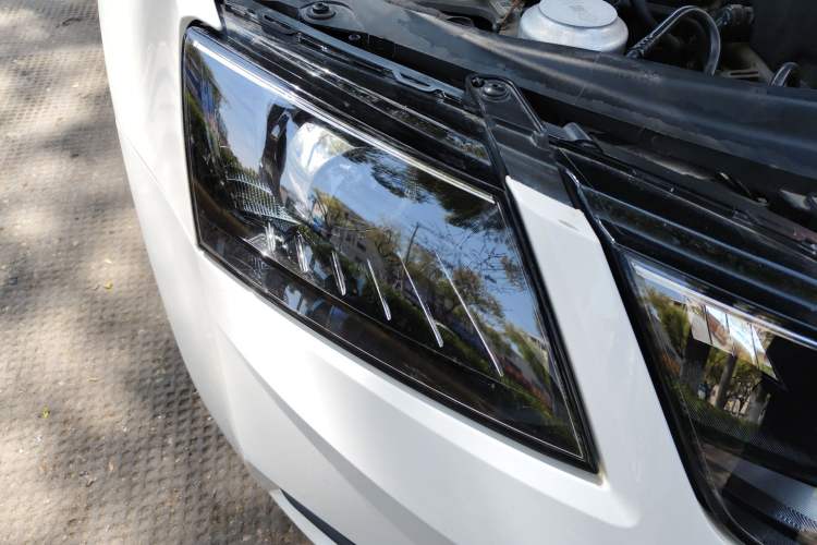 Used Skoda Octavia 2019 1.5L Automatic SmartDrive Comfort Edition China V Standard Right Front Headlight