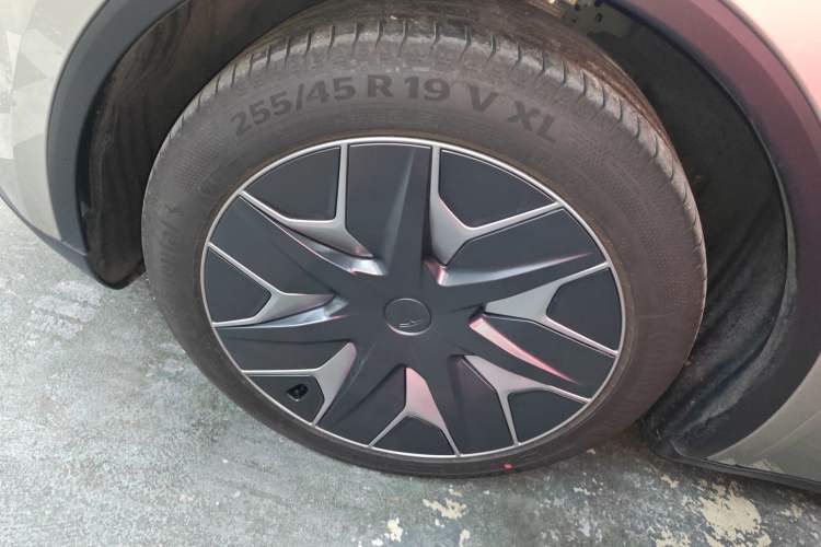 Used Tesla Model Y L 2025 Model Long-Range All-Wheel-Drive Version