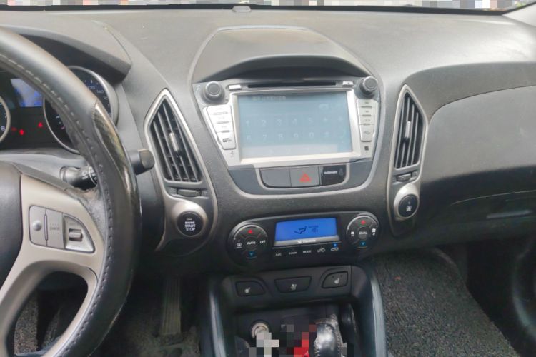 Used Hyundai ix35 2012 2.0L Automatic Two-Wheel Drive Elite Edition GLS Audio And AC Panel