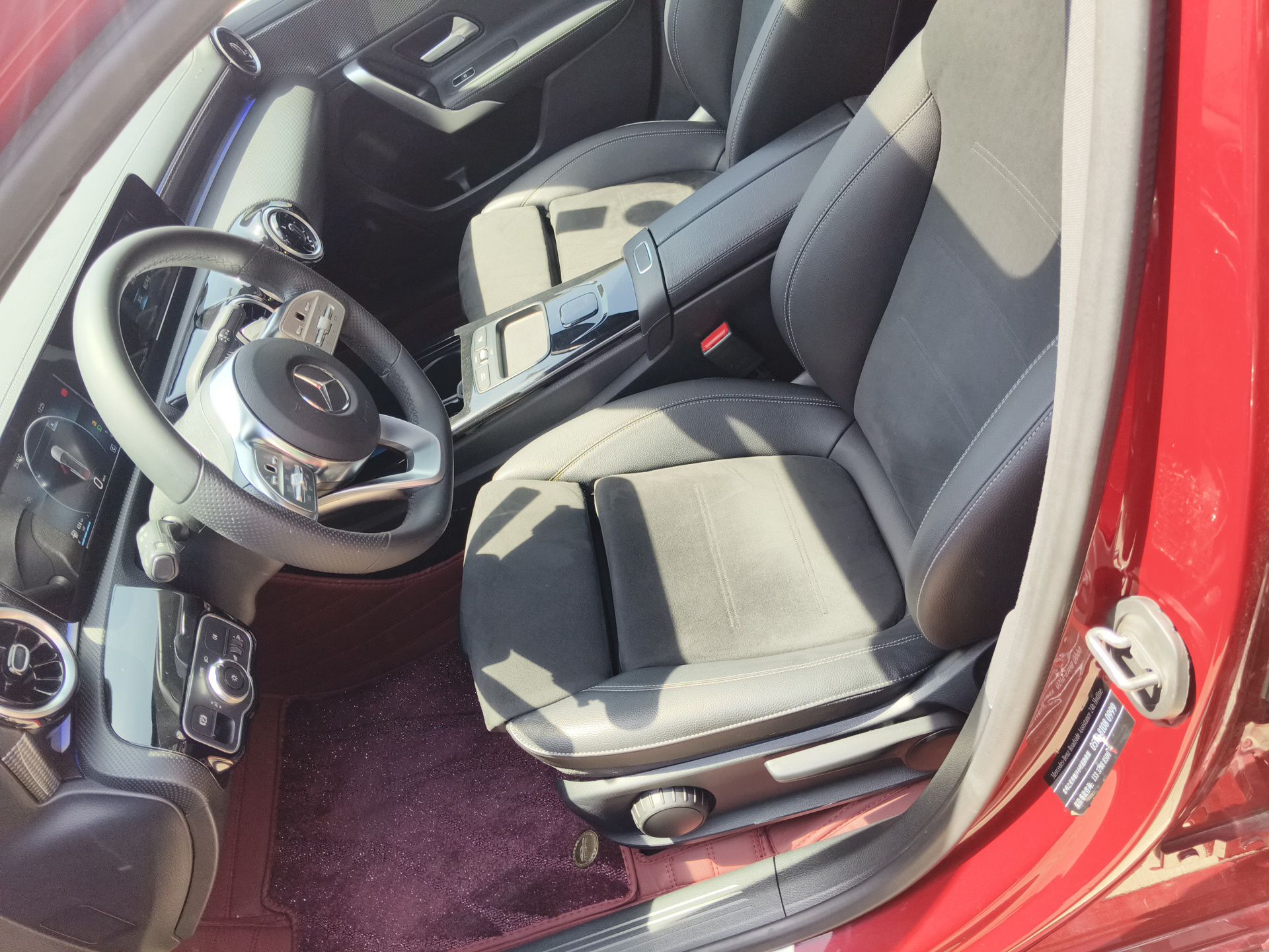 المقاعد الأمامية داخل السيارة