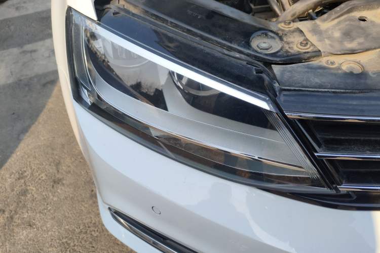 Used Volkswagen Sagitar 2015 230TSI Automatic Luxury Model Right Front Headlight