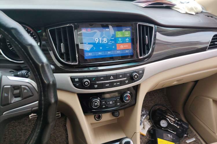 Used Baojun 730 2016 1.5T Manual Luxury Edition 7 Seats Audio And AC Panel