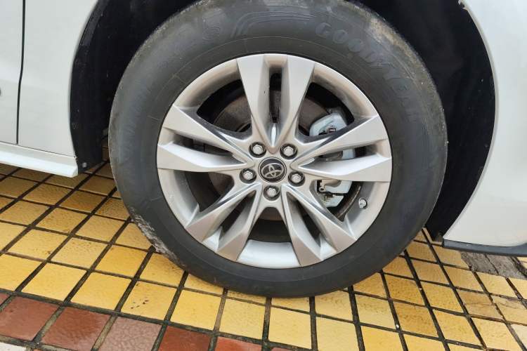 Used Toyota SIENNA 2023 2.5L Hybrid Comfort Edition Right Front Wheel Hub