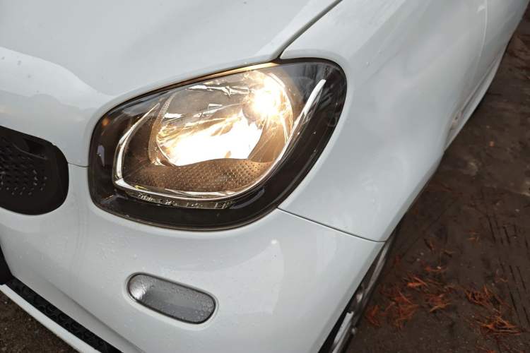 Used smart fortwo 2015 1.0L 52 kW hardtop Dynamic version