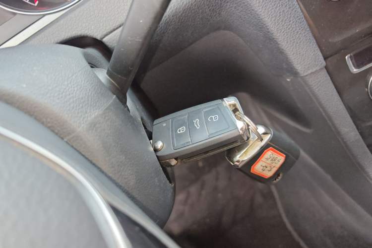 Used Volkswagen Golf 2017 1.6L Automatic Comfort Million-Vehicle Anniversary Edition
