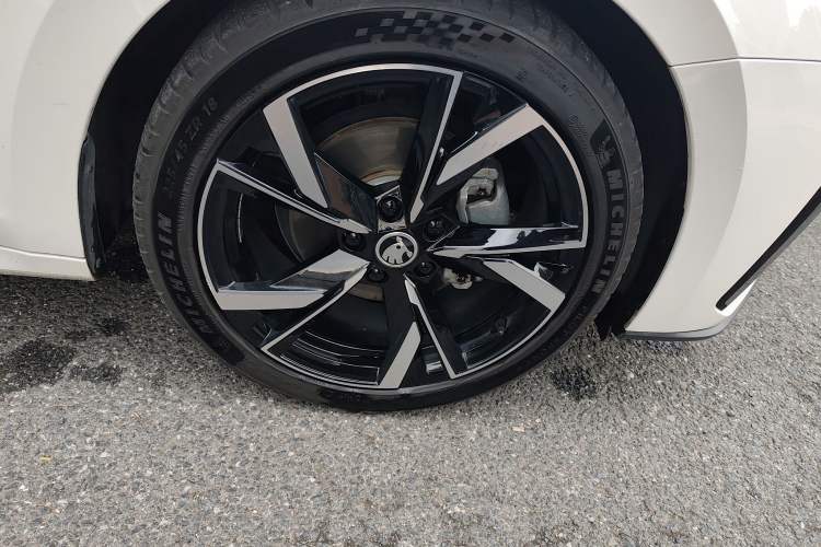 Used Skoda Octavia 2021 PRO TSI280 DSG Prestige Edition Right Front Wheel Hub