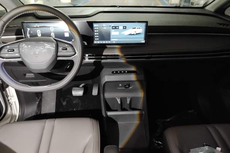 Used SAIC MAXUS Dajia 7 2024 Revised Version Super Hybrid Long-Range Edition Enjoyment Version Audio And AC Panel