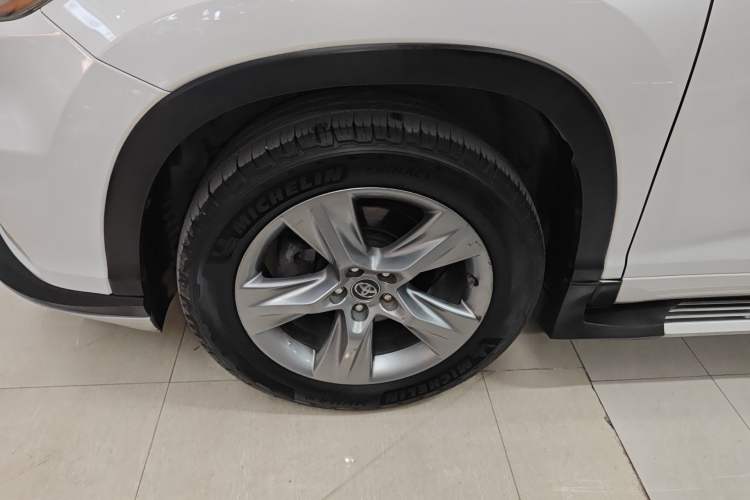 Used Toyota Highlander 2015 2.0T Four-Wheel Drive Luxury Edition 7-Seater Left Front Wheel Hub