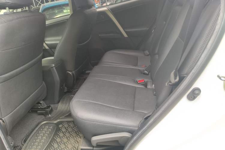 Used Toyota RAV4 2019 2.0L CVT Two-Wheel Drive Luxury Version China VI Standard
