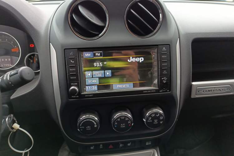 Used Jeep Compass 2014 2.0L two-wheel drive luxury version Audio And AC Panel